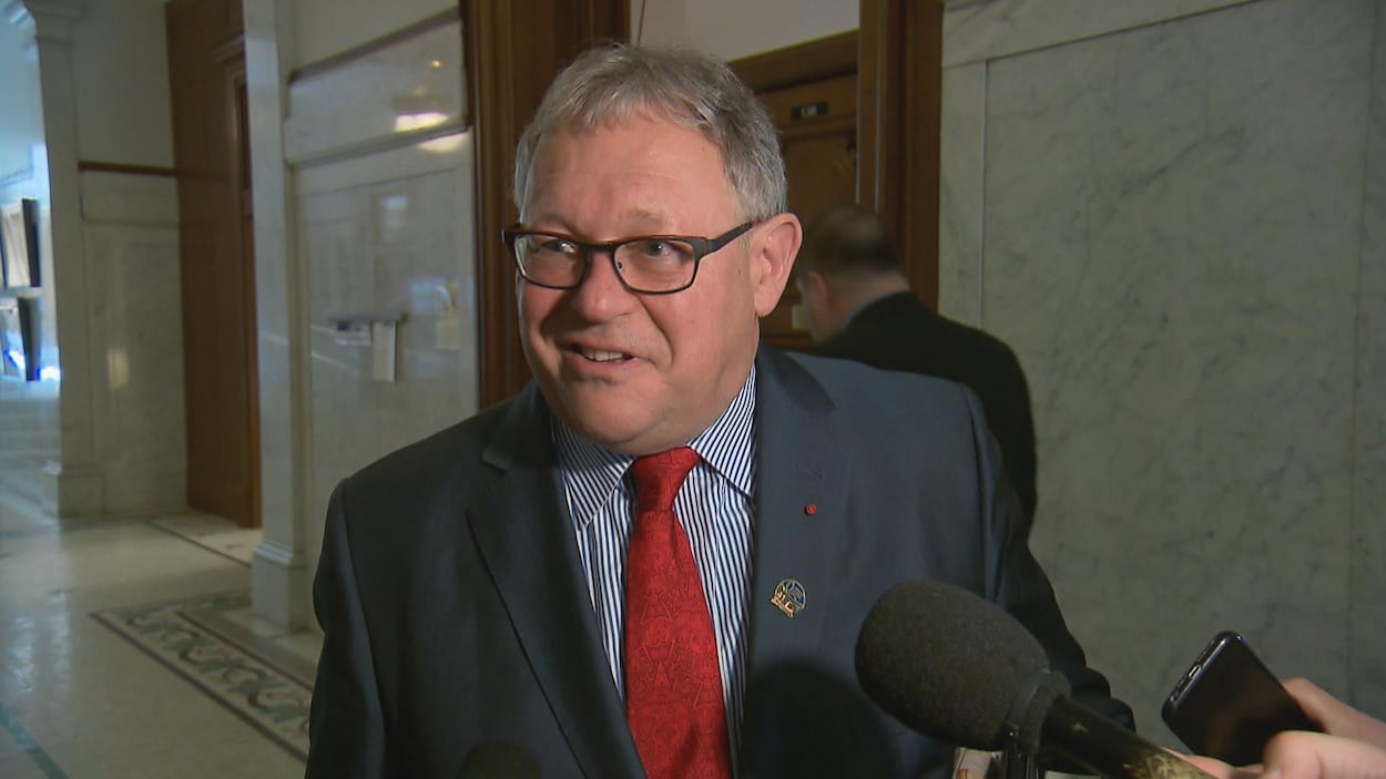 Le président de l'Assemblée nationale du Québec, Jacques Chagnon, ne voit pas d'enjeu à laisser confidentielles les dépenses en bouteilles de vin lors de missions parlementaires à l'étranger. Le président de l'Assemblée nationale du Québec, Jacques Chagnon, ne voit pas d'enjeu à laisser confidentielles les dépenses en bouteilles de vin lors de missions parlementaires à l'étranger.