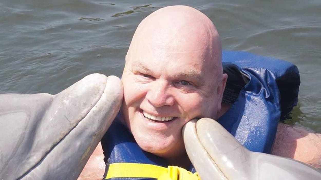 Jacques Dumont en compagnie de deux dauphins lors d'un voyage.
