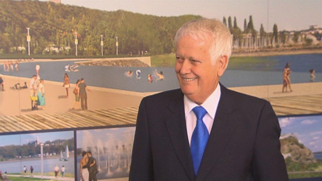 Jacques Langlois lors d'une conférence de presse sur la promenade Champlain (archives).
