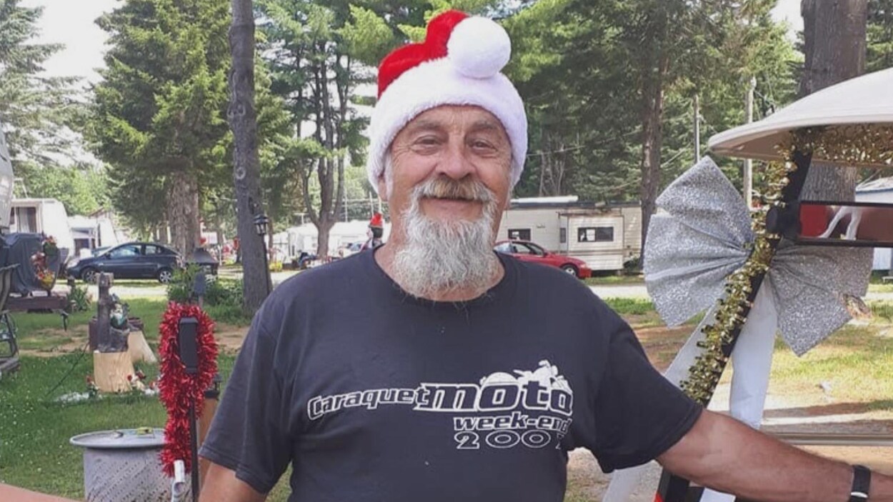 Un homme portant une barbe et une tuque de père noël.