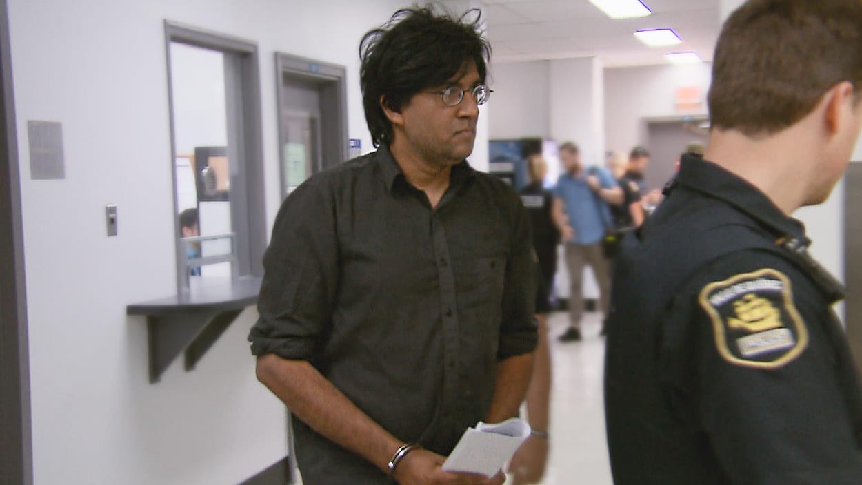 Jaggi Singh lors de sa comparution à la cour municipale de Québec en août 2017.