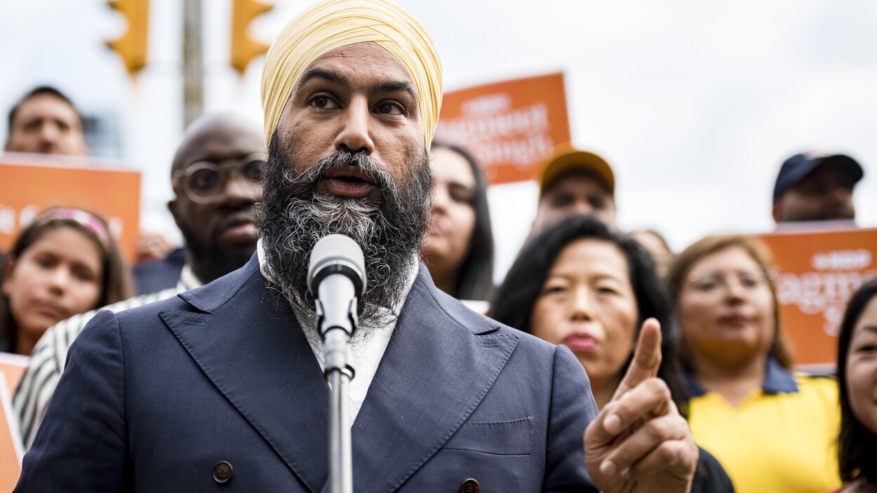 Jagmeet Singh s'adresse à la foule, accompagné de militants.