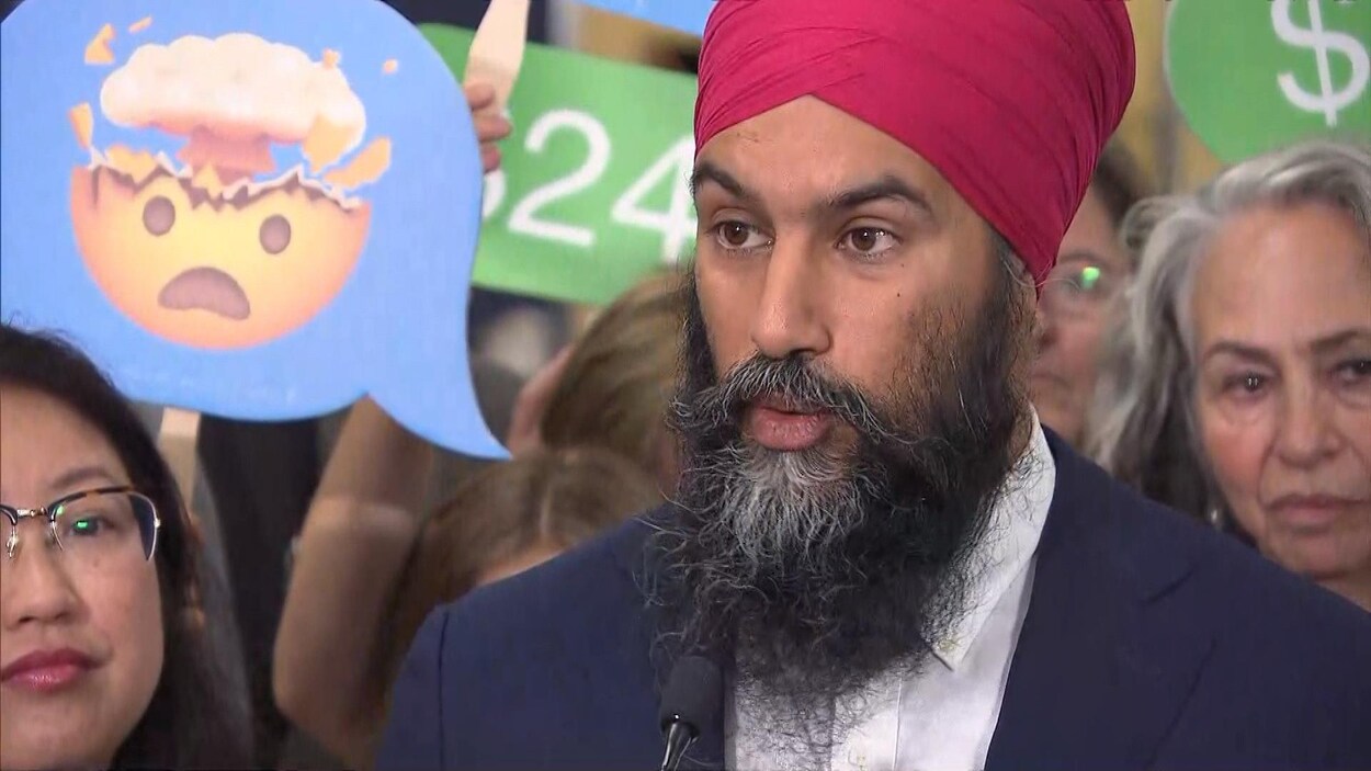 Jagmeet Singh devant des militants lors d'une annonce pendant la campagne électorale.