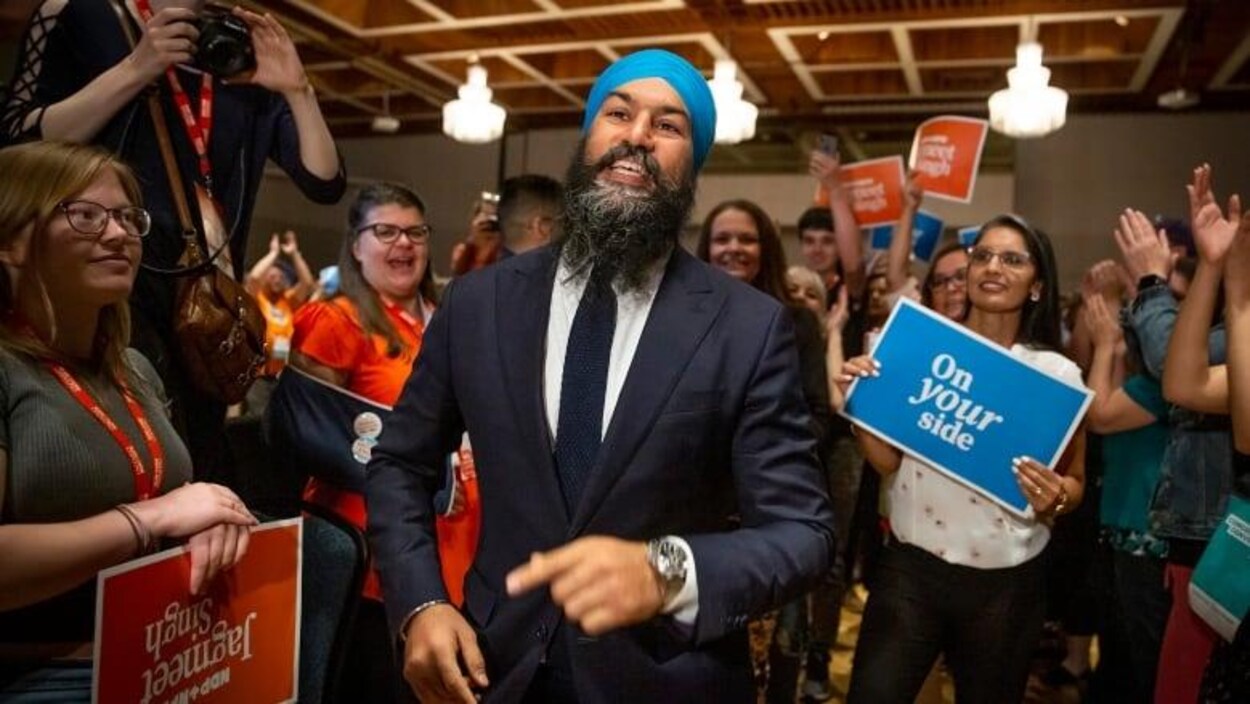 Jagmeet Singh au milieu d'une foule en train de l'applaudir.