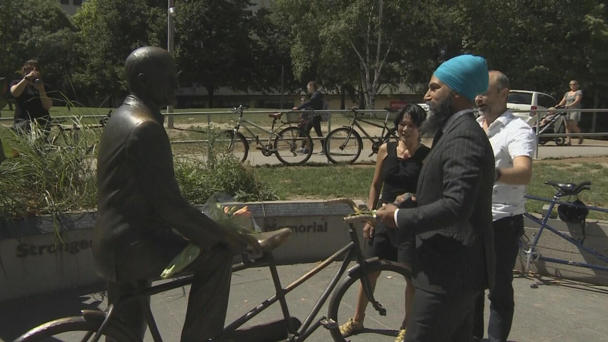Jagmeet Singh devant la statue de Jack Layton.