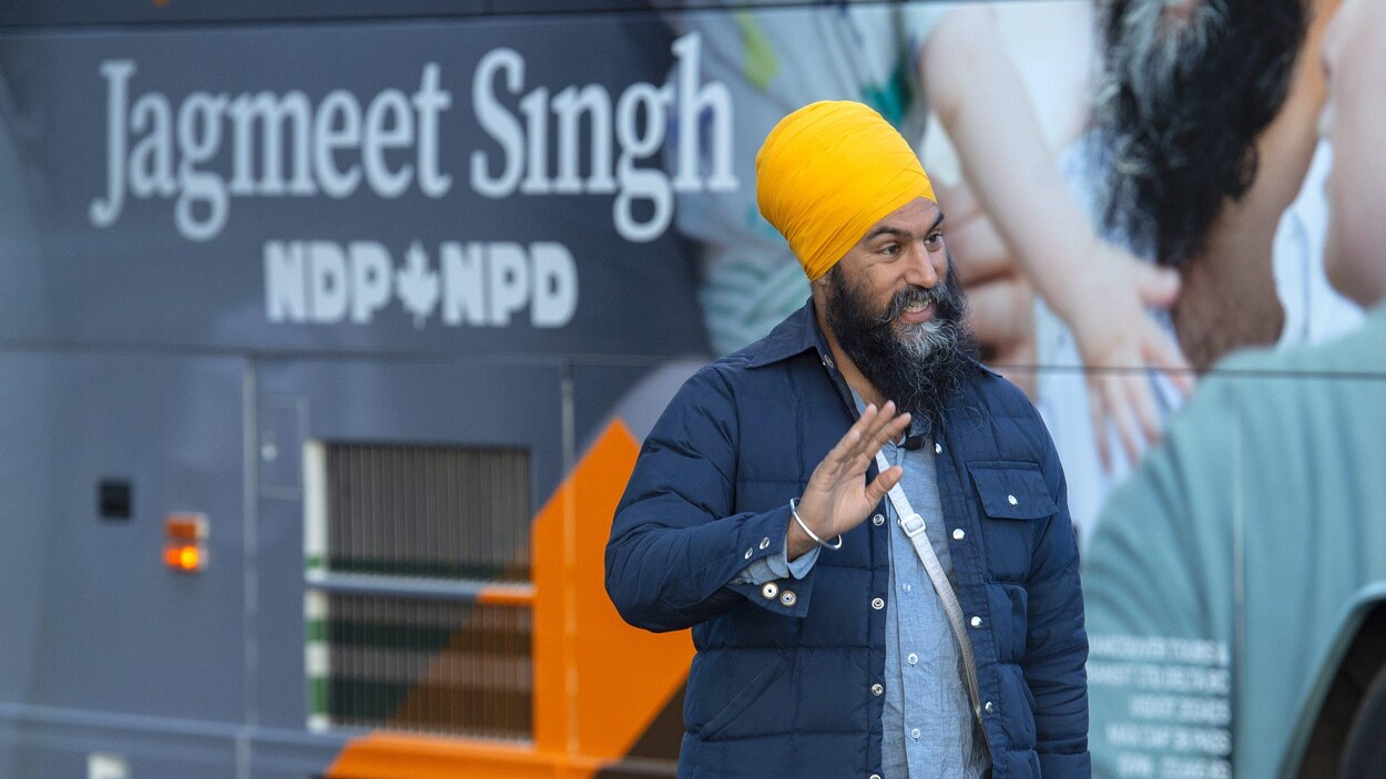 Jagmeet Singh devant son autobus de campagne.
