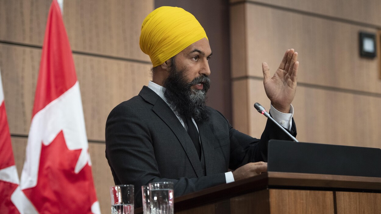 Jagmeet Singh parle sur une tribune.