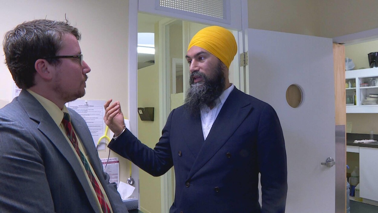 Adrian Edgar et Jagmeet Singh dans la clinique.