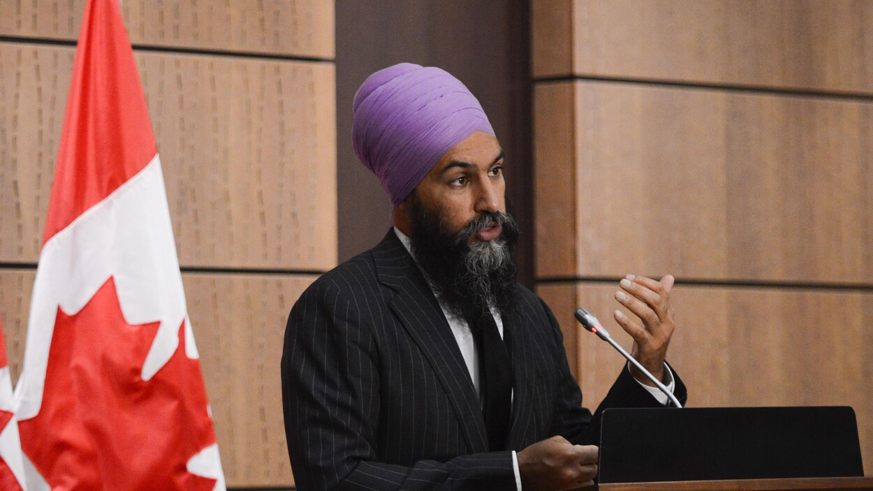 Jagmeet Singh s'adresse aux journalistes.