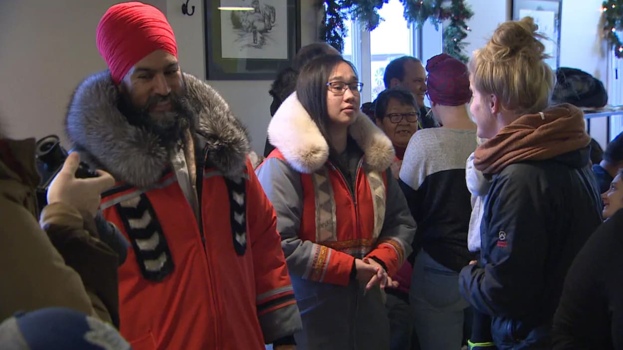 Le chef du NPD fédéral, Jagmeet Singh, et la députée NPD Mumilaaq Qaqqaq lors d'une rencontre avec des membres du public dans une salle à Iqaluit.