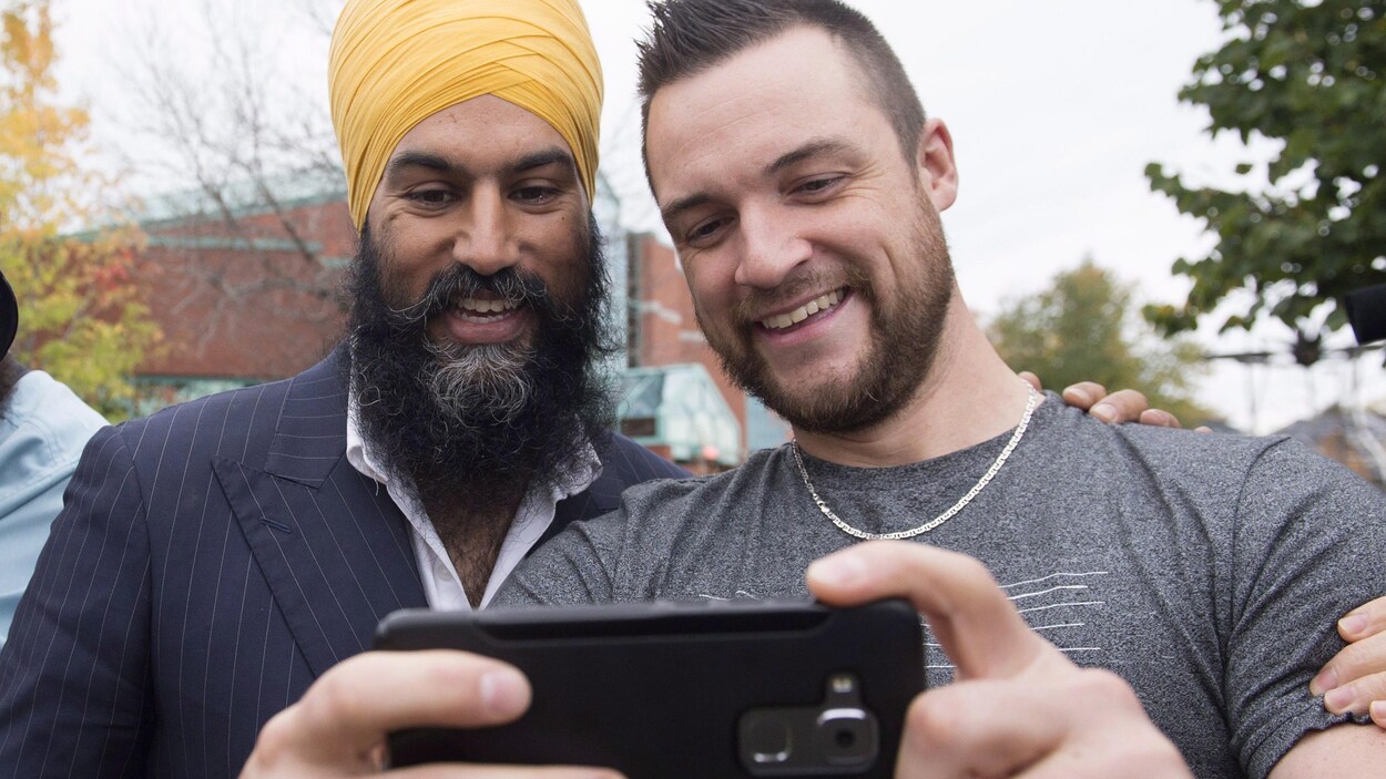 Jagmeet Singh et Mathieu Dallaire, un Jeannois venu saluer le nouveau chef du NPD, sont tout sourire au moment de prendre un égoportrait ensemble. Jagmeet Singh et Mathieu Dallaire, un Jeannois venu saluer le nouveau chef du NPD, sont tout sourire au moment de prendre un égoportrait ensemble.
