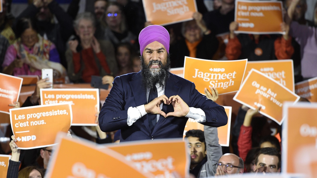 Jagmeet Singh devant une foule réunie au Bain Mathieu.