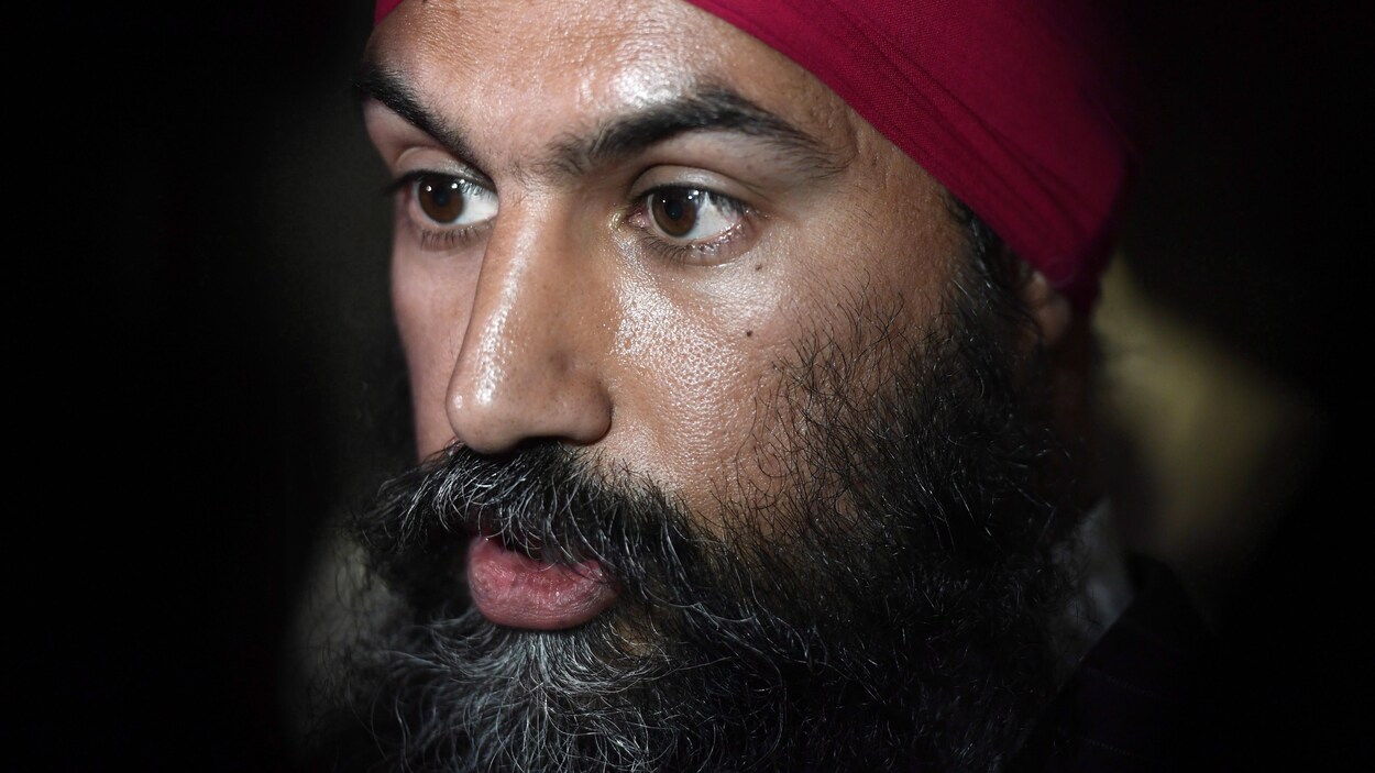Le chef du NPD, Jagmeet Singh, regarde vers la gauche en parlant.
