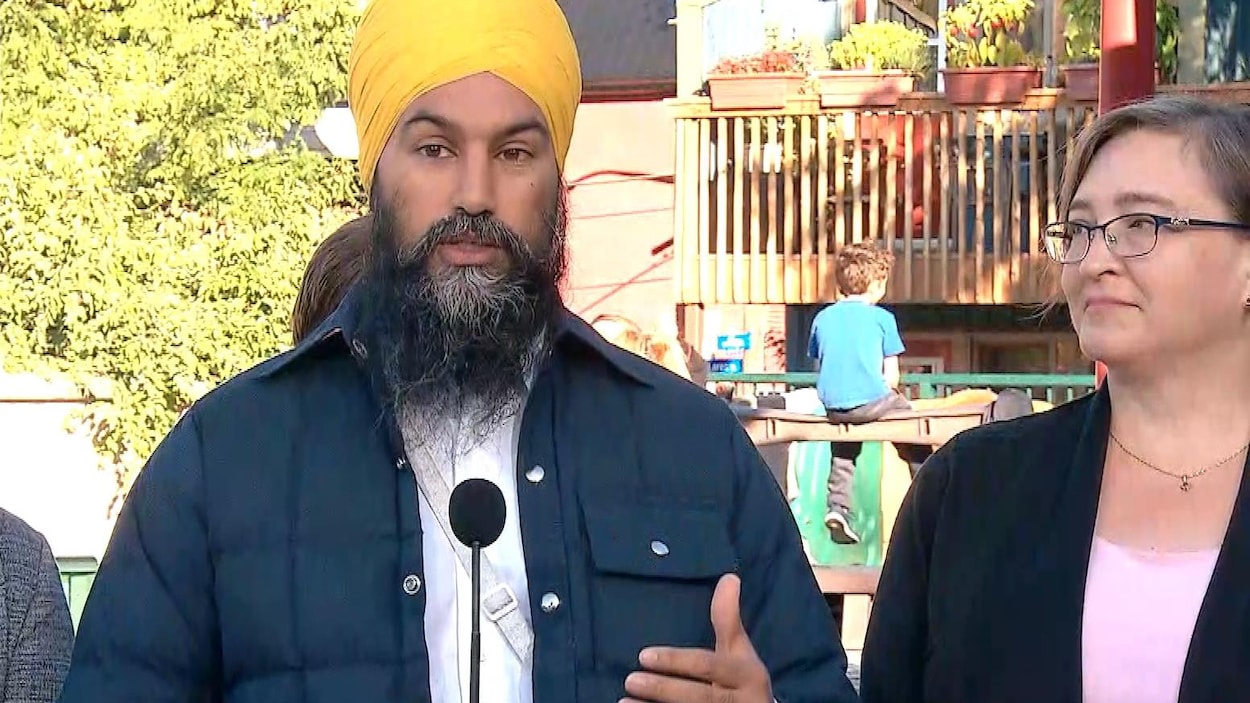 Jagmeet Singh s'exprime en conférence de presse dans un parc pour enfants.