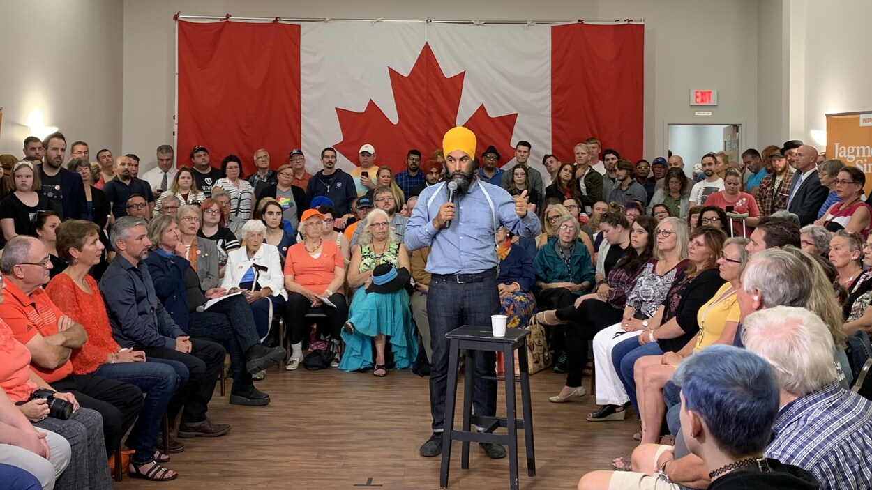 Le chef du NPD, Jagmeet Singh, s’adresse à un groupe de personnes rassemblées autour de lui.