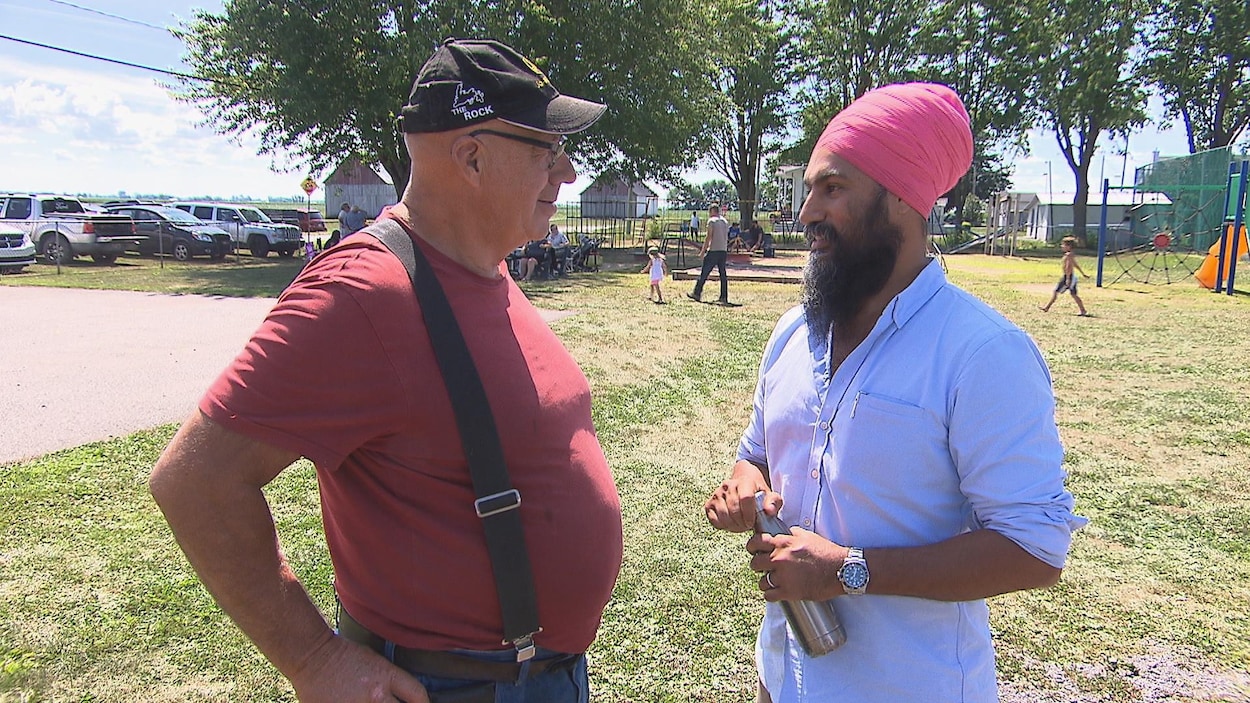 Jagmeet Singh rencontre des électeurs de Trois-Rivières.