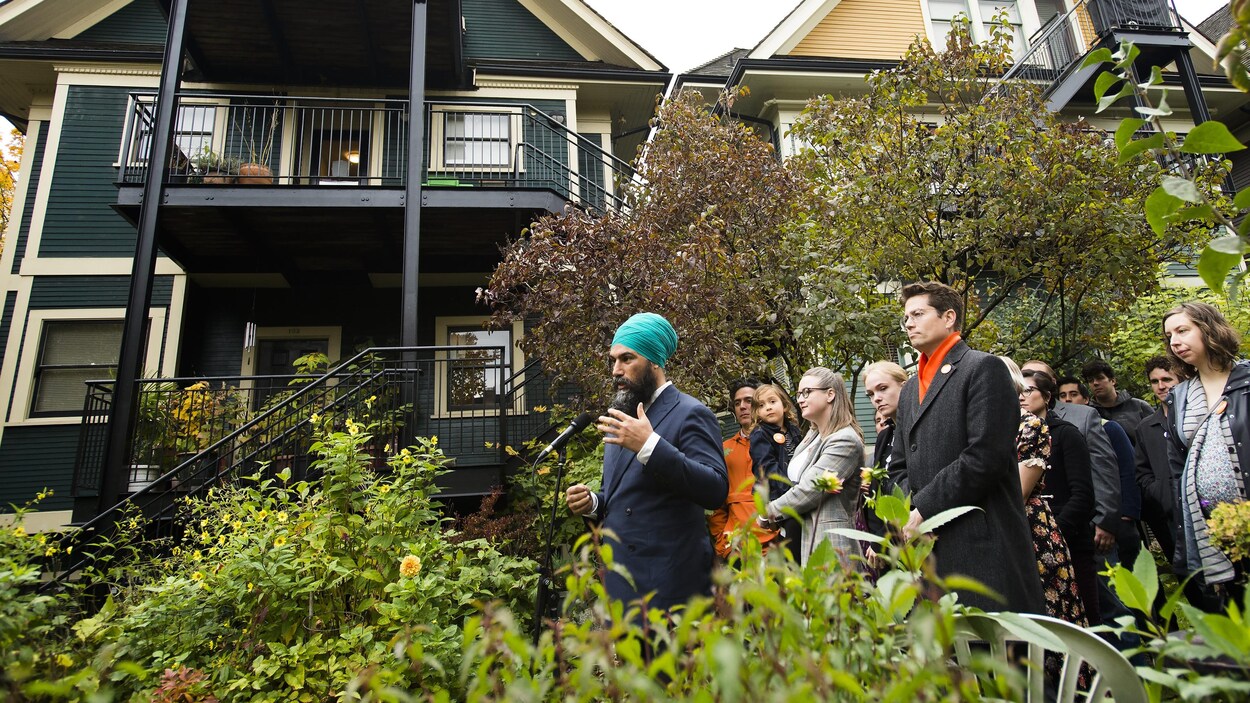 Jaghmeet Singh fait une annonce entouré de partisans.