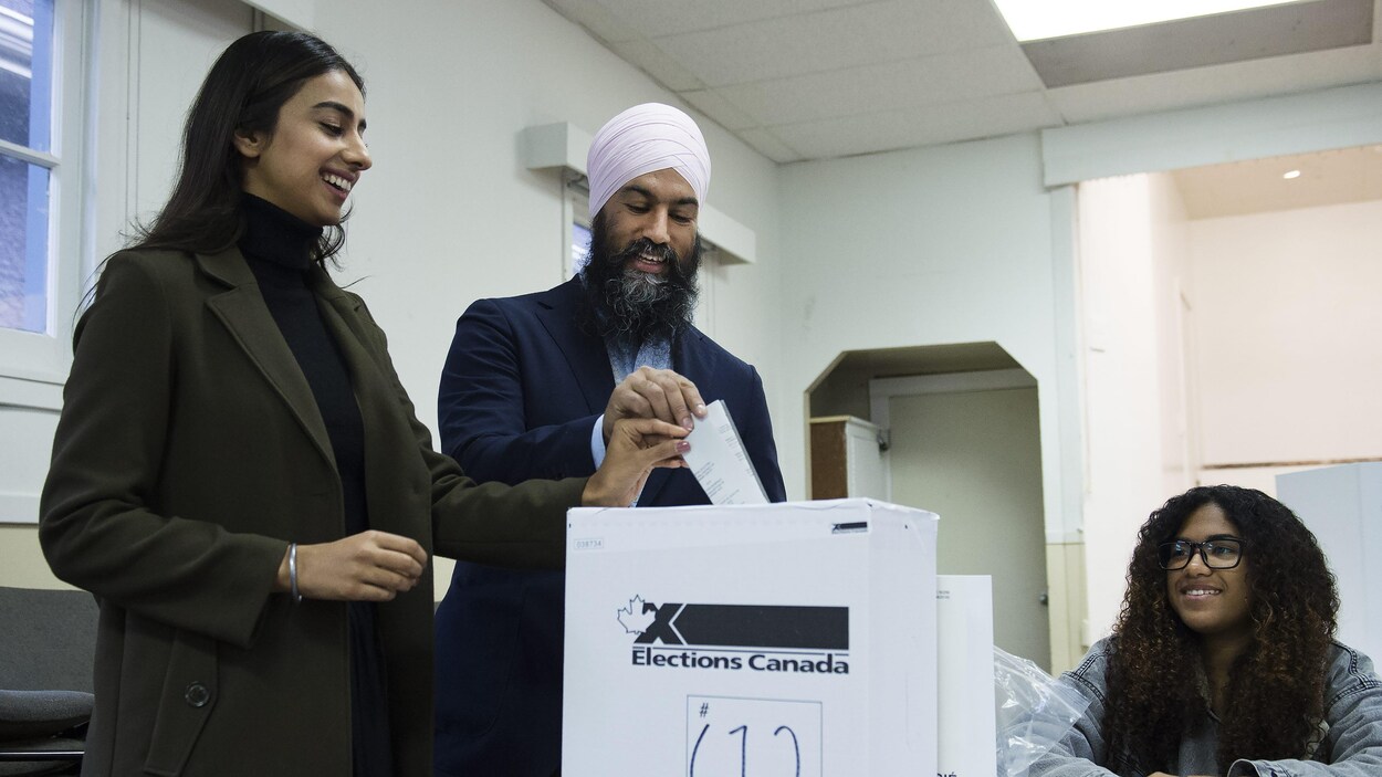Jagmeet Singh et son épouse déposent leur bulletin respectif dans l'urne.