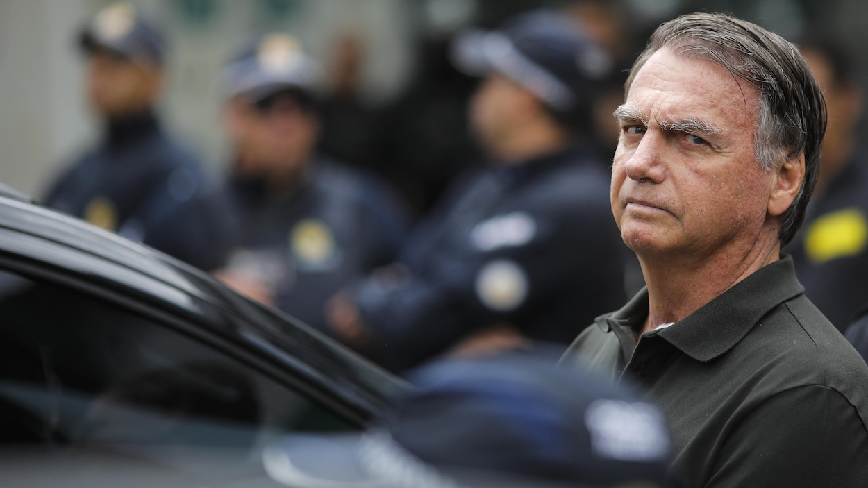 Brésil : l’ex-président Bolsonaro aux soins intensifs pour une bronchopneumonie