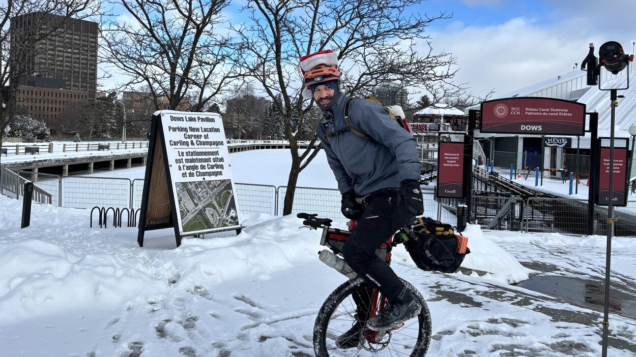 En monocycle pour combattre la solitude à Noël