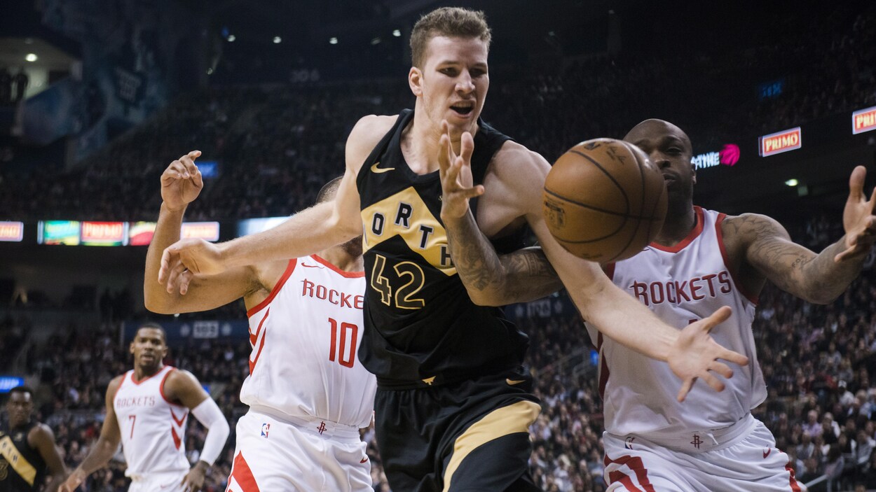 Jakob Poeltl tente de récupérer le ballon qui échappe à PJ Tucker des Rockets de Houston. Jakob Poeltl tente de récupérer le ballon qui échappe à PJ Tucker des Rockets de Houston.
