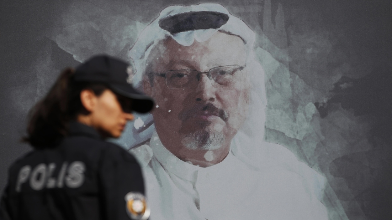 Une policière turque devant une image de Jamal Khashoggi.