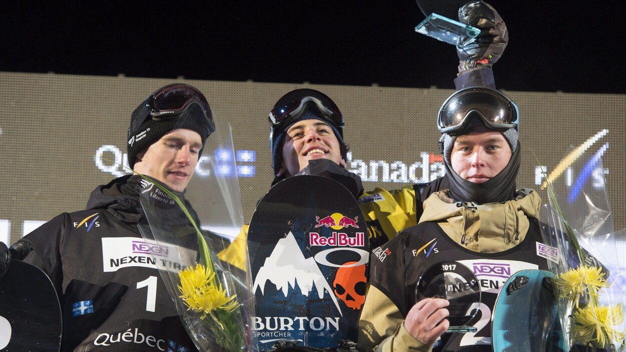 Le vainqueur Mark McMorris (au centre), entouré de Maxence Parrot (2e, à gauche) et de Anton Mamaev (3e, à droite), au terme de la compétition de grand saut en planche à neige au 12e Jamboree de Québec