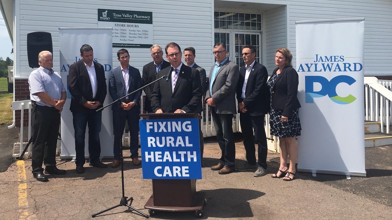 Le chef progressiste-conservateur James Aylward avec son caucus lors de l'annonce de son plan pour transformer le système de santé à l'Île-du-Prince-Édouard.