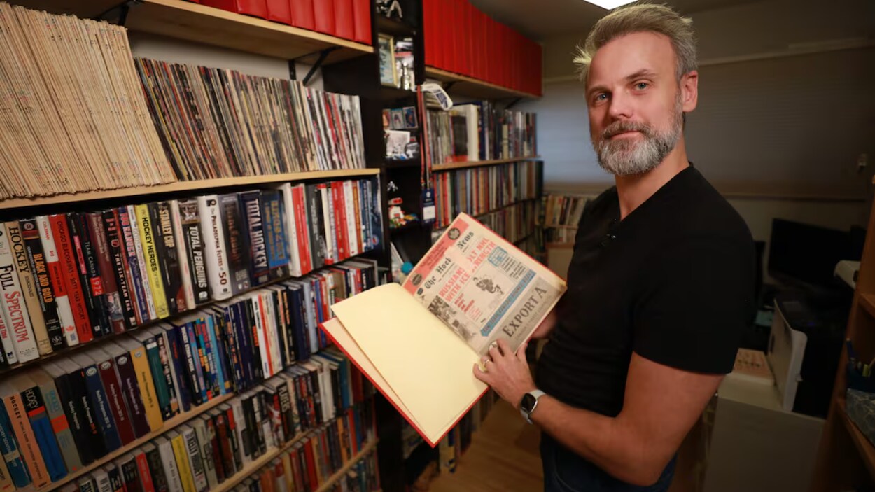 L’homme qui possède l’une des plus grandes collections de livres sur le hockey