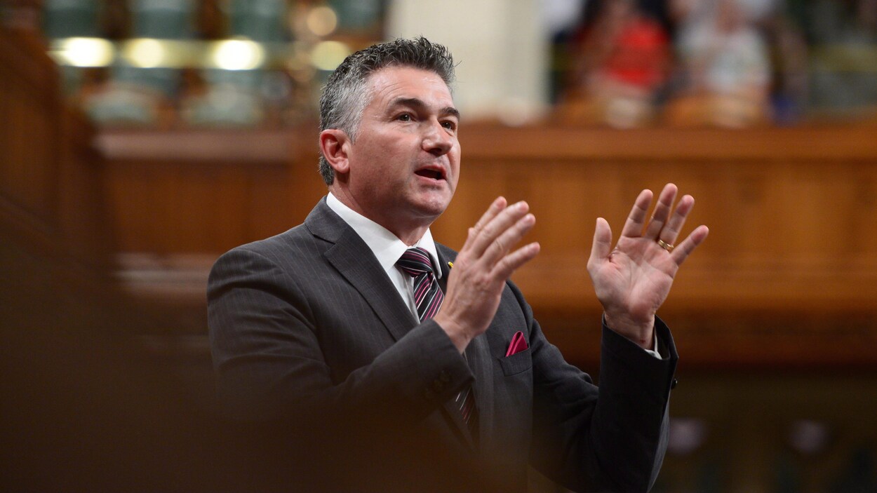 Un homme debout qui fait un discours