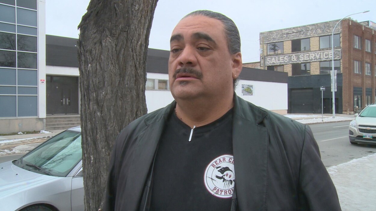 Un homme de la patrouille Bear Clan.
