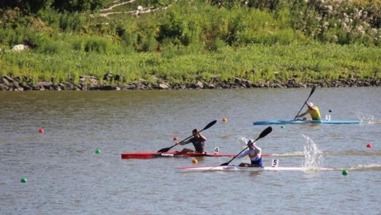 Vue d'une course de canoë-kayak.