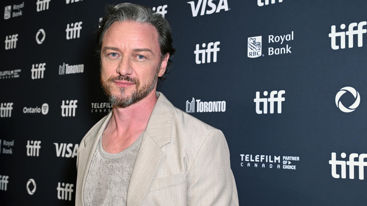 James McAvoy reçoit un coup de poing dans un bar de Toronto