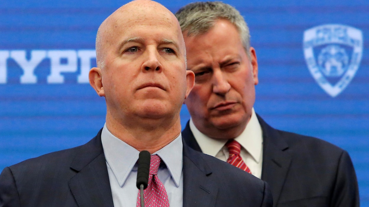 James O'Neill, chef du service de police de New York, en compagnie du maire de la ville, Bill de Blasio.