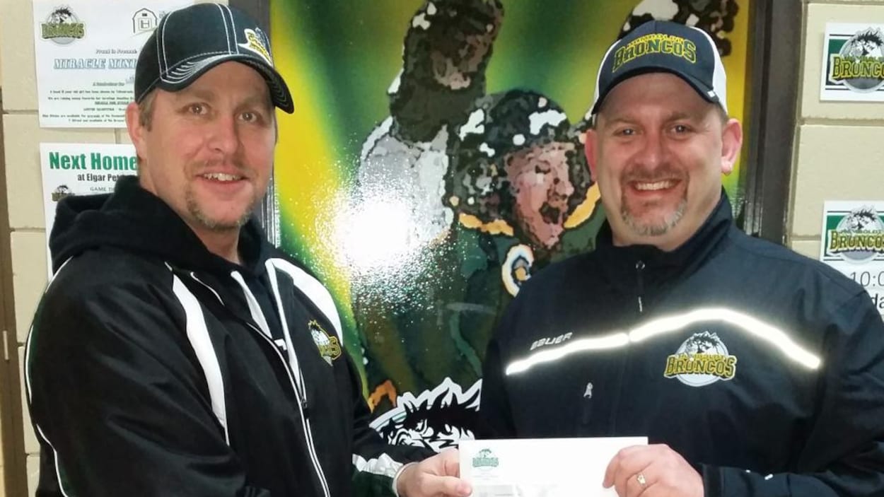 Jamie Brockman tient un chèque destiné aux Broncos de Humboldt, que lui donne Kelsey Lindal. Jamie Brockman tient un chèque destiné aux Broncos de Humboldt, que lui donne Kelsey Lindal.