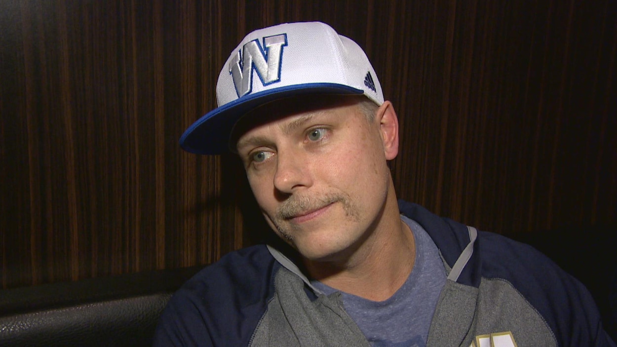Jamie Hopkins porte une casquette à l'éffigie des Blue Bombers de Winnipeg.