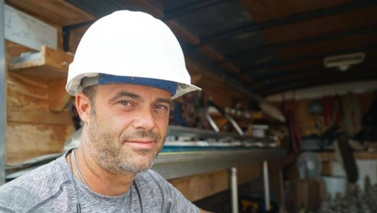 Jamie Warren, qui installe des portes et fenêtres, s'est fait voler de l'équipement dix fois en trois ans. Jamie Warren, qui installe des portes et fenêtres, s'est fait voler de l'équipement dix fois en trois ans.