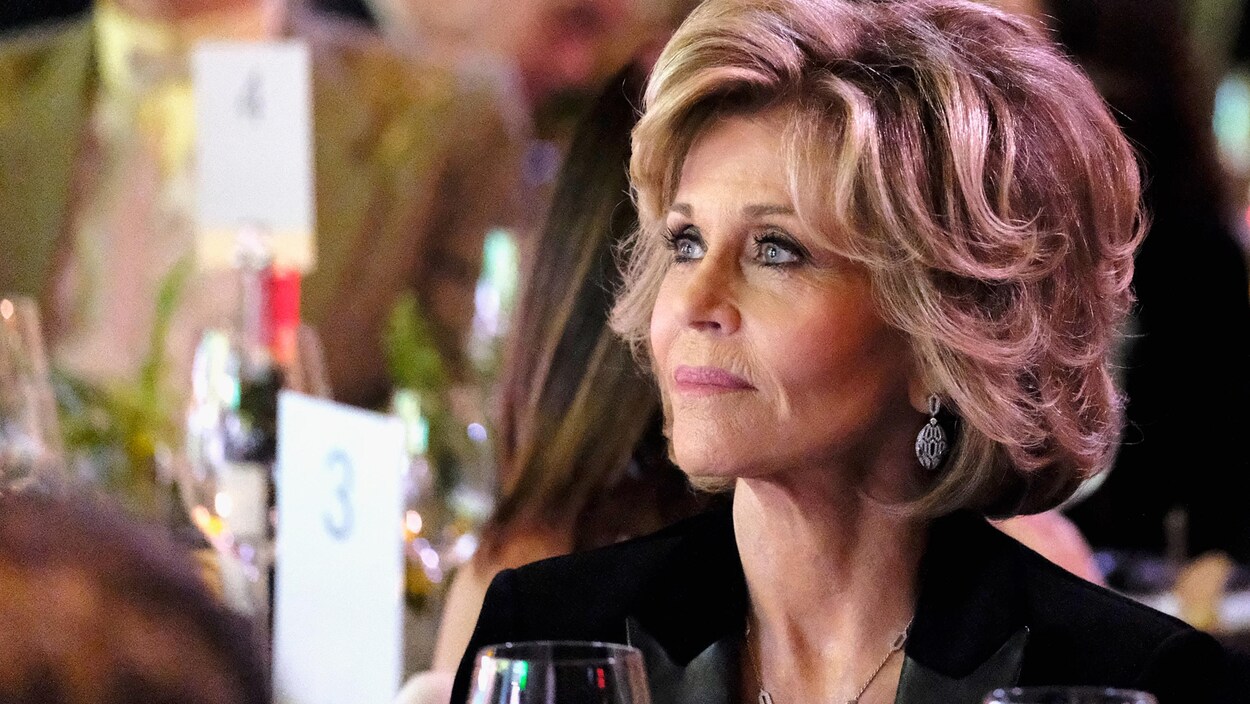 L'actrice Jane Fonda assise à une table lors d'une soirée qui précède traditionnellement les Oscars.