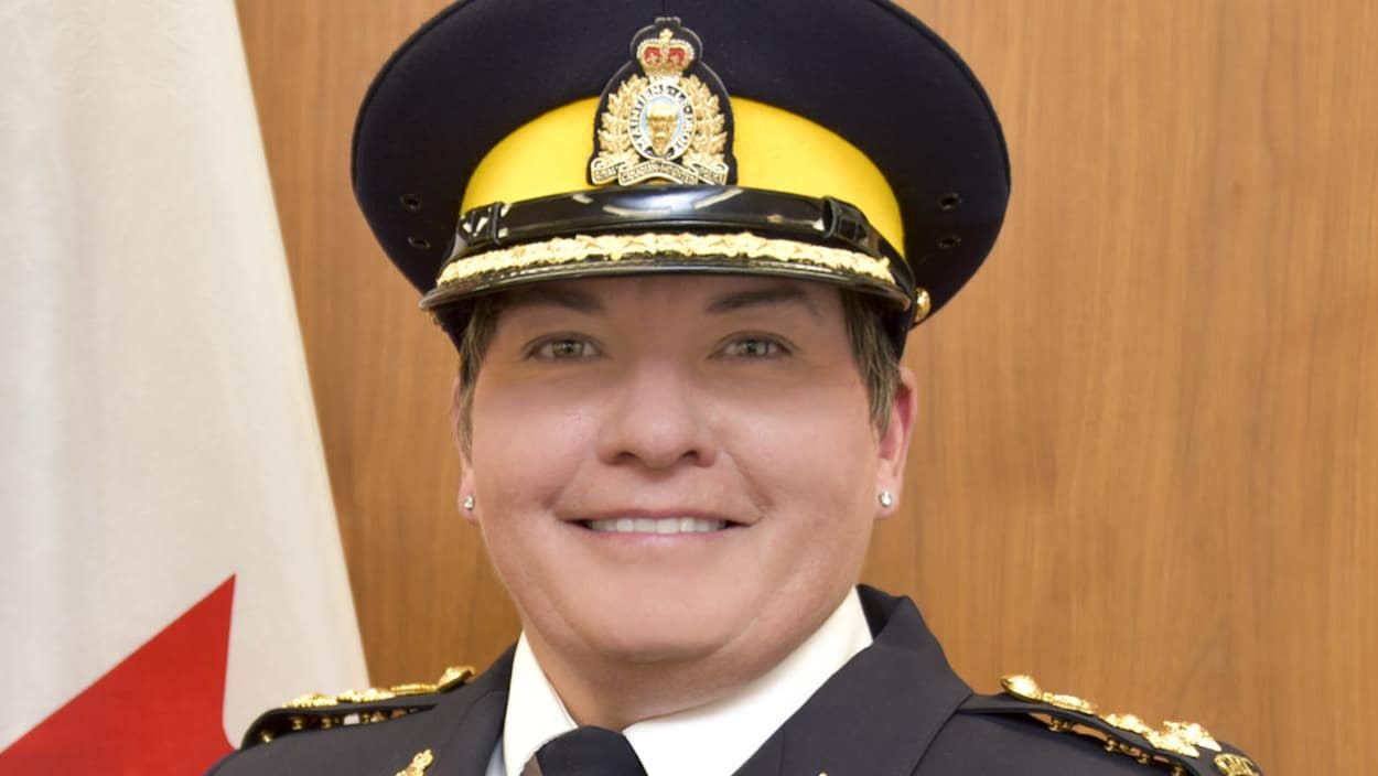 Gros plan du visage souriant de Jane MacLatchy dans son uniforme de la GRC.