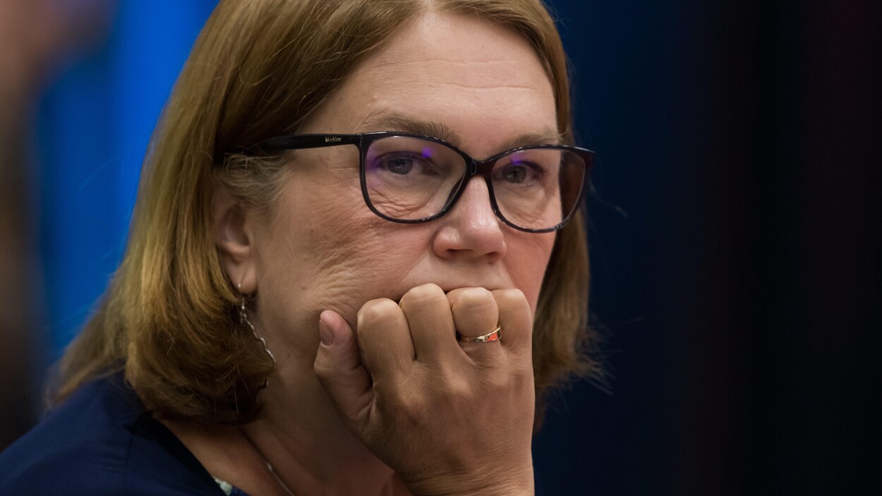 Jane Philpott affiche un air pensif.