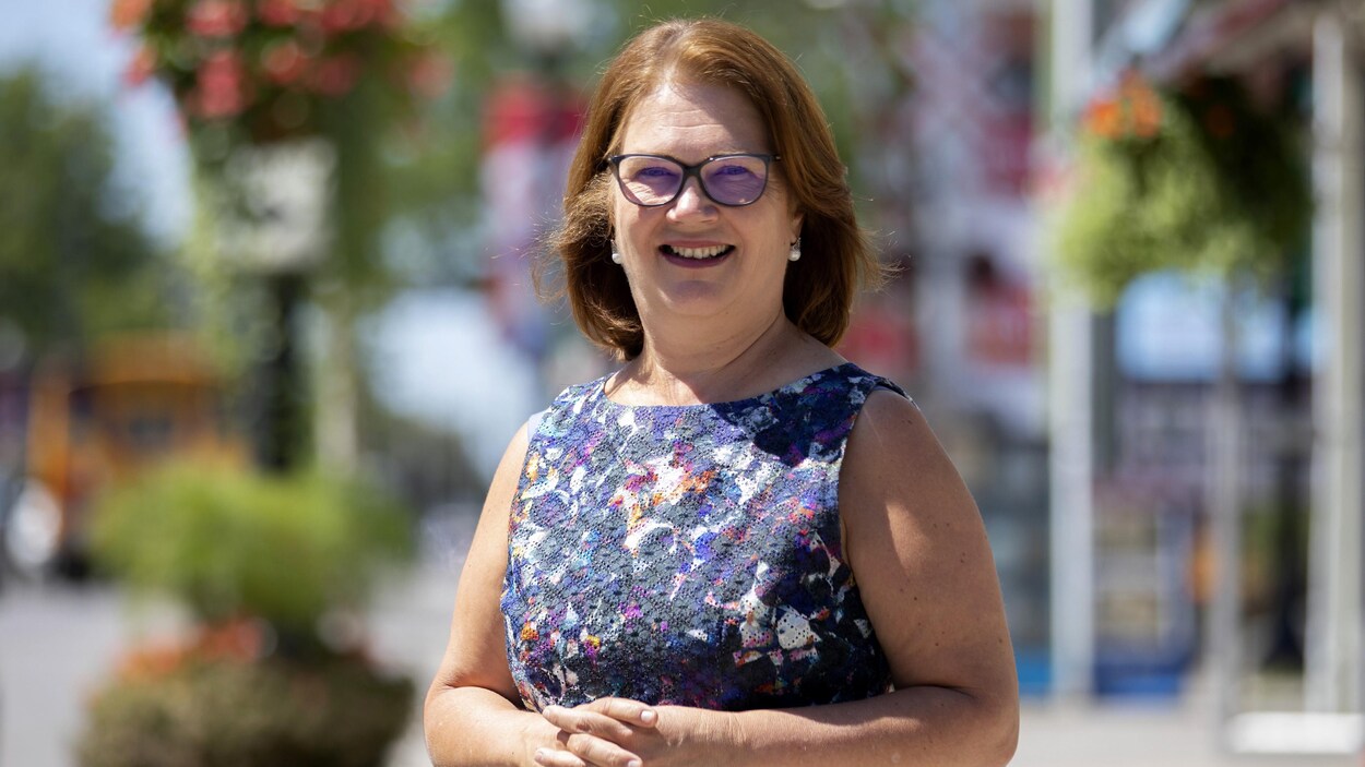 La candidate indépendante dans Markham–Stouffville, Jane Philpott, à l'extérieur de son bureau de campagne.