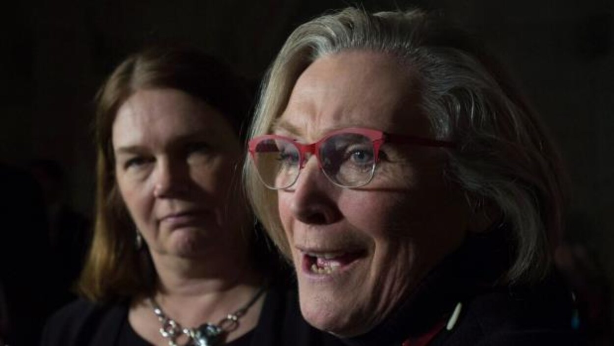 La ministre de la Santé Jane Philpott en compagnie de la ministre des Affaires autochtones et du Nord Canada, Carolyn Bennett.