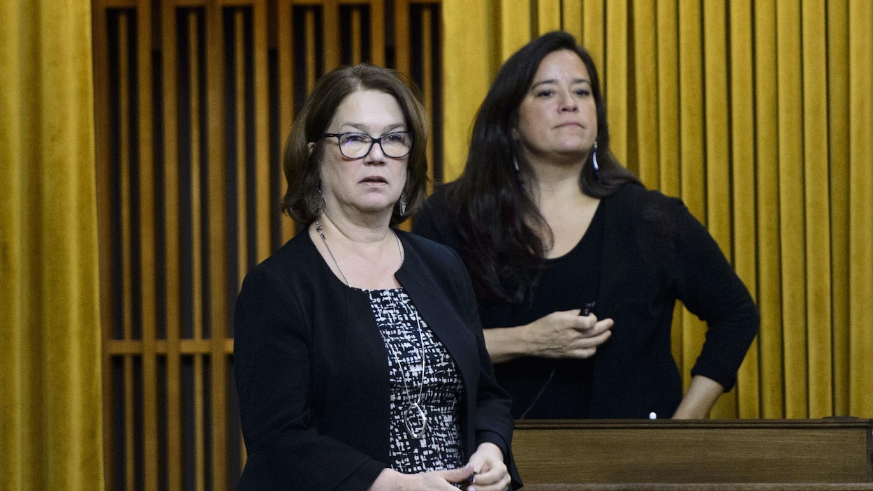 Jane Philpott et Jody Wilson-Raybould, debout à la Chambre des communes.