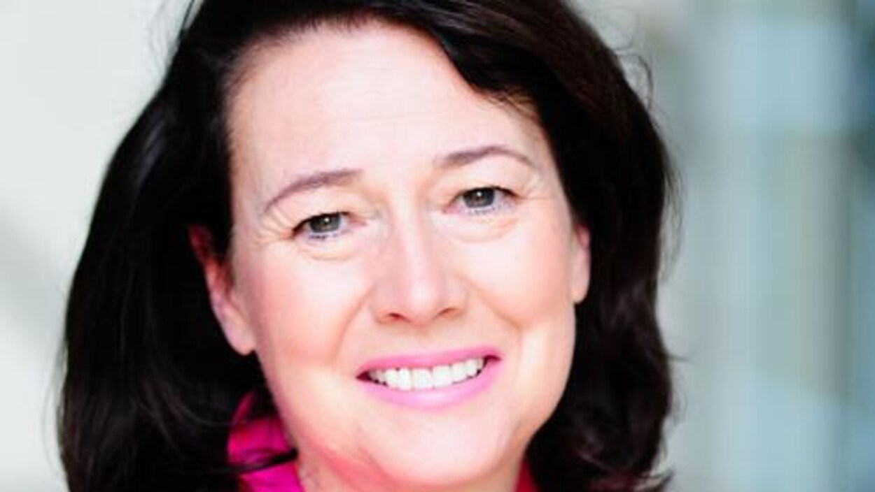 La lieutenante-gouverneure Janet Austin qui porte un veston rose. La lieutenante-gouverneure Janet Austin qui porte un veston rose.