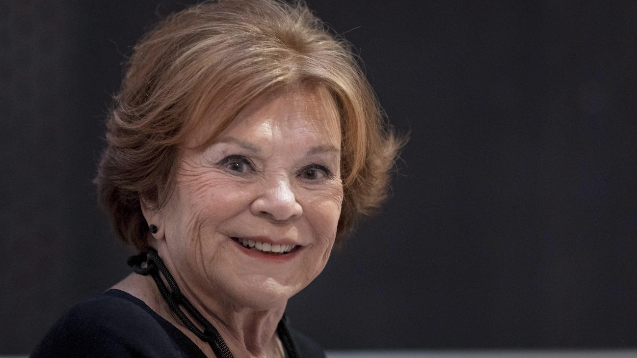 L'auteure, animatrice et intervieweuse Janette Bertrand, devant un fond noir, regarde la caméra en souriant. L'auteure, animatrice et intervieweuse Janette Bertrand, devant un fond noir, regarde la caméra en souriant.