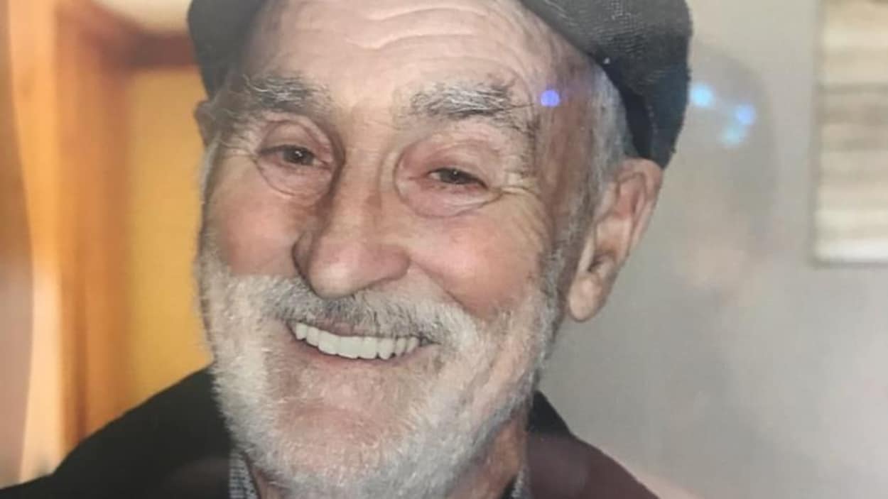 Janvier Leroux qui sourit. L'homme porte une casquette et a une barbe blanche.