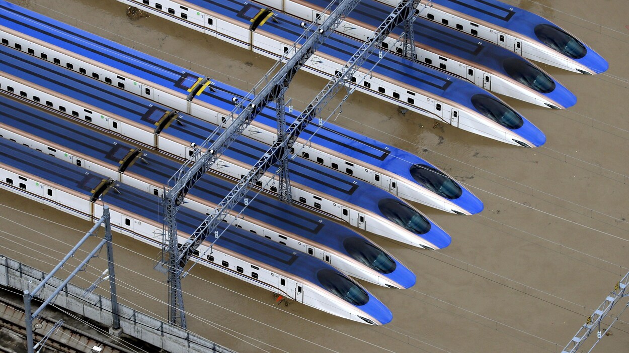 À Nagano, des trains rapides Shinkansen inondés à cause des pluies torentielles du typhon Hagibis.