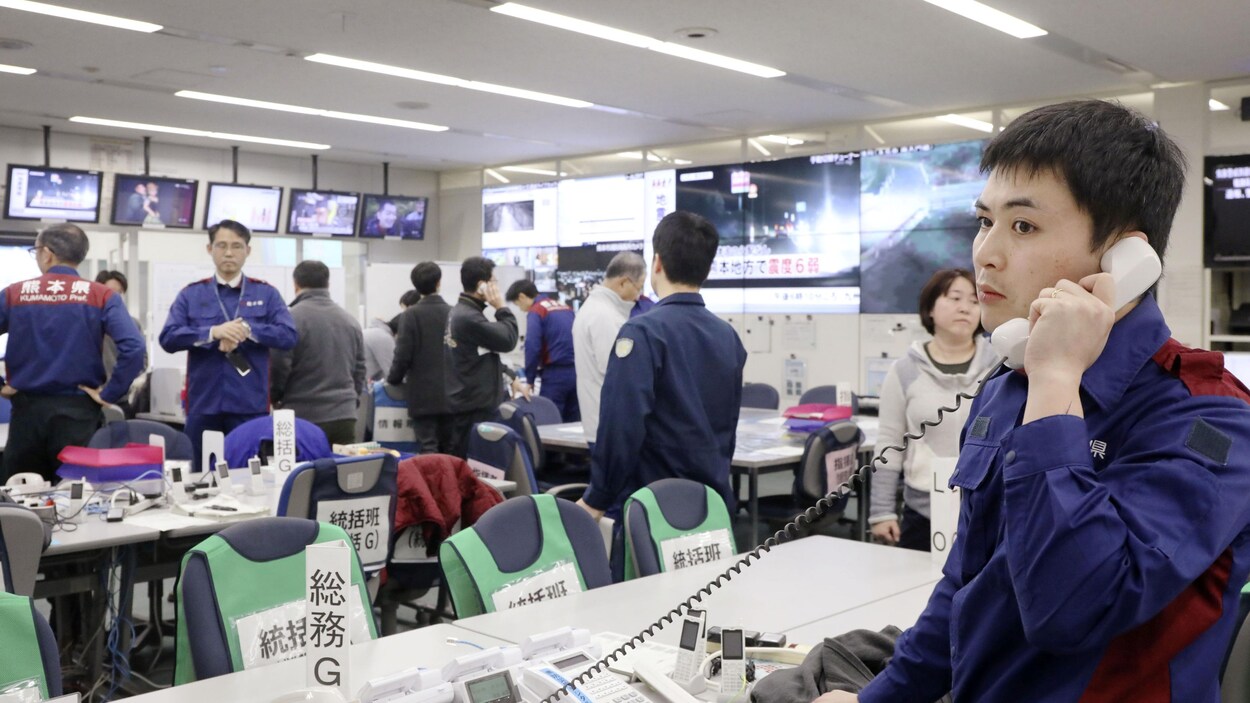 Des employés d'une agence de gestion des catastrophes, au Japon.