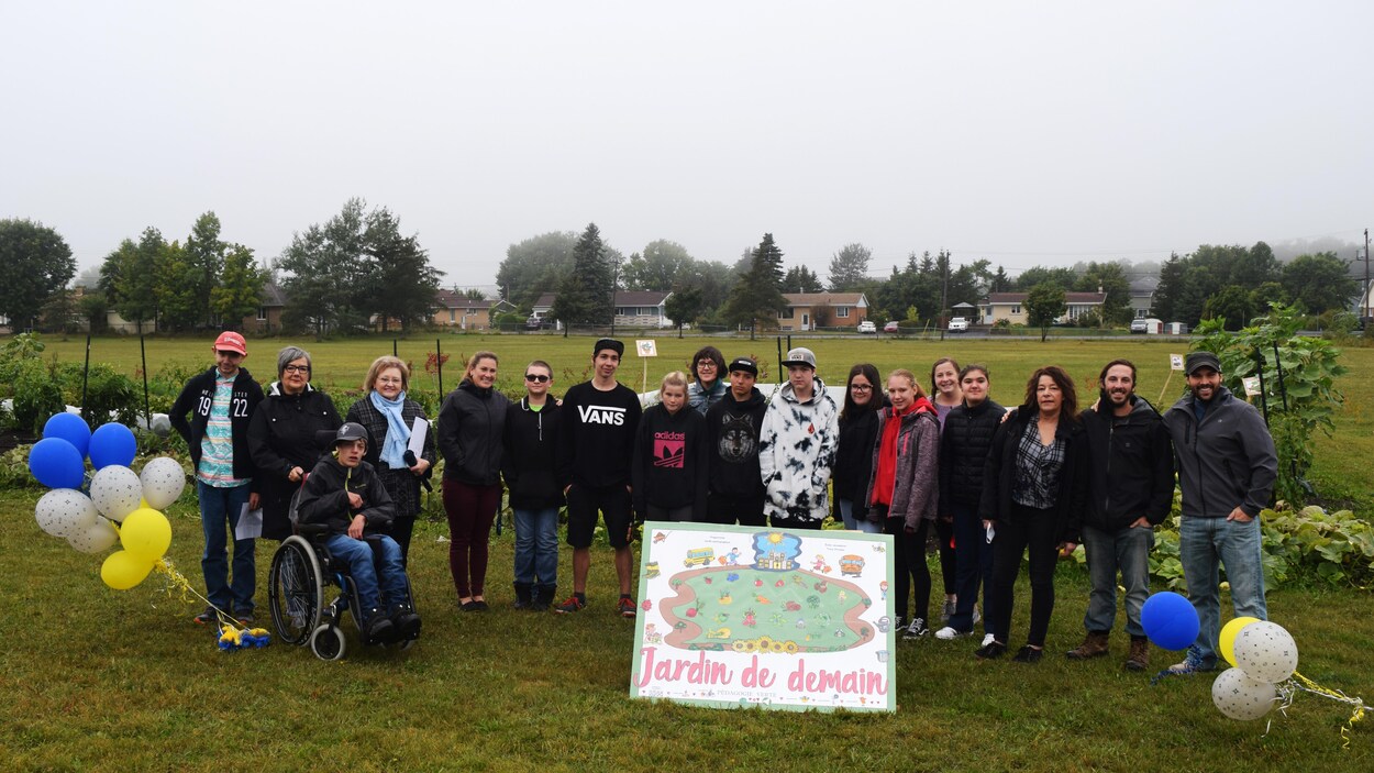 Le groupe en adaptation scolaire pose lors de l'inauguration officielle du jardin, mardi.