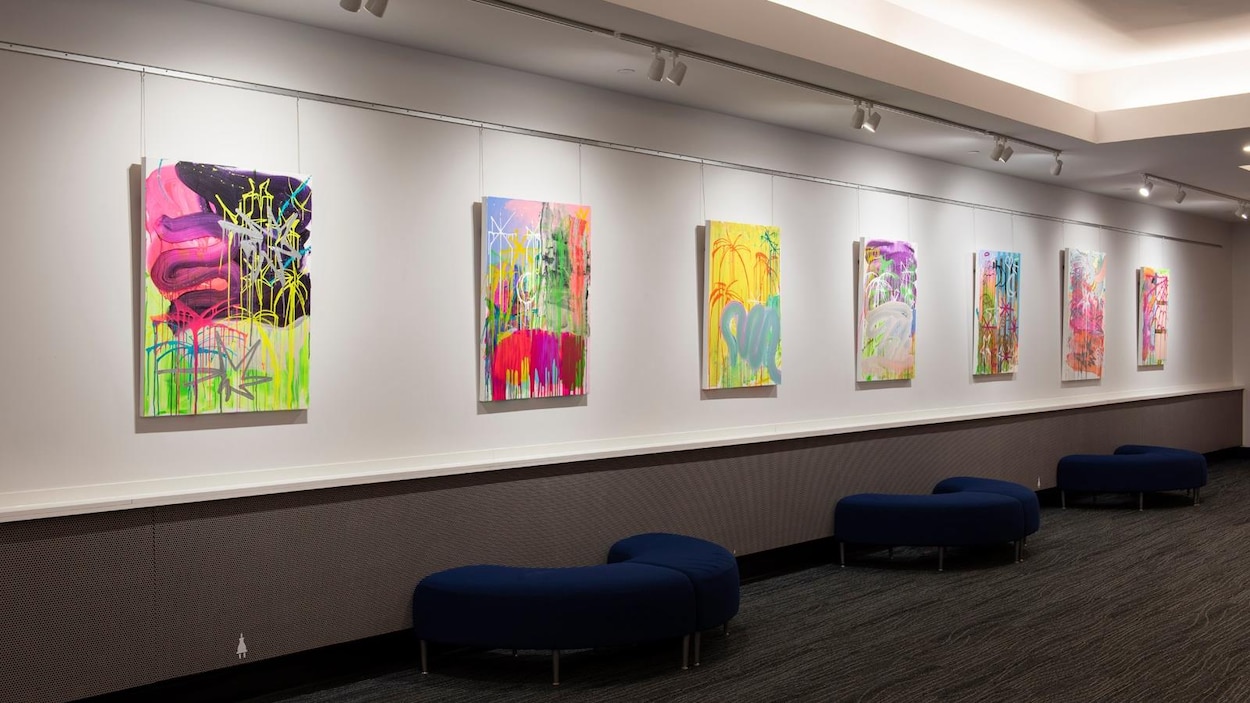 exposition de toiles colorées